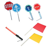 Balizamiento manual, paletas, bastón luminoso y banderas de señalización