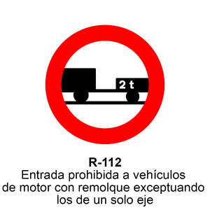 R-112 Entrada prohibida a vehículos de motor con remolque, que no sean un semiremolque o un remolque de un solo eje