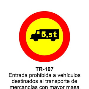 TR-107 Entrada prohibida a vehículos destinados al transporte de mercancías con mayor masa autorizada que la indicada