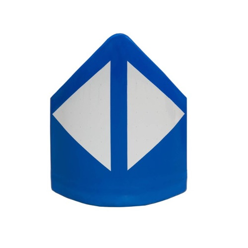 Balizas divergentes monopieza N70 70cm, azul o verde, fabricada en polietileno de alta densidad de una sola pieza. Reflectante H.II, fabricado en aluminio microprismático. Se fija al suelo mediante 3 tornillos (incluidos). Hito de vértice para balizamie