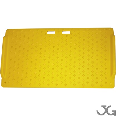 Rampa portátil amarilla fabricada en polietileno (plástico) reforzada con 7 lamas de acero de 2 mm en la parte posterior. Dimensiones: 1300 x 700 x 85 mm. Peso: 10,4 Kgr.