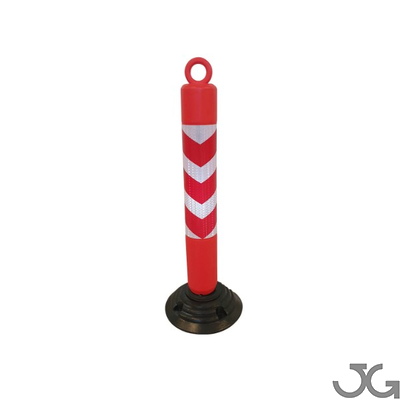 Baliza H-80 desmontable y basculante, fabricada en PE rojo con base de caucho. Hito de señalización. Permite retirar el poste permaneciendo la base de caucho atornillada al suelo. Incluye argolla superior para insertar cadena de plástico, cadena metálica.