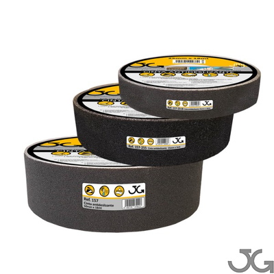 Cinta adhesiva antideslizante negra de 25mm y 50mm x 18m y 25mm x 5m Cinta antideslizante negra con base autoadhesiva acrílica adecuada para la aplicación en superficies lisas. Disponibles en medidas de 50mm x 18m, 25mm x 18m y 25mm x 5m