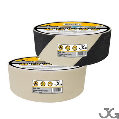 Cinta adhesiva antideslizante fotoluminiscente de 50mm x 18m Cinta señalización antideslizante fotoluminiscente con base autoadhesiva adecuada para la aplicación en superficies lisas. Disponibles en medidas de 50mm x 18m con y sin franjas negras