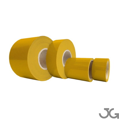 Cinta adhesiva amarilla reflectante N2 Cinta adhesiva amarilla reflectante N2, lámina retroreflectante mediante micro esferas de vidrio. Alta visibilidad y durabilidad, ideal para mejorar la seguridad en áreas de trabajo y tráfico