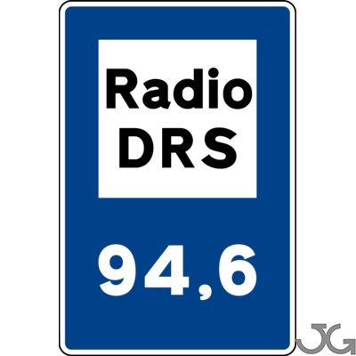 Señal Radiofrecuencia de emisoras específicas de información sobre carreteras. Indica la frecuencia a que hay que conectar el receptor de radiofrecuencia para recibir información.