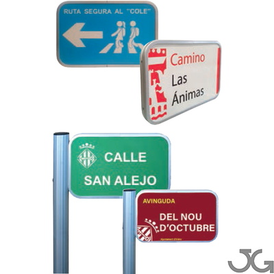 Placa de calle con imprimación en pintura en polvo horneada con impresión digital directa sobre el aluminio y posterior barniz protector en polvo horneado lo que le confiere a la placa una alta calidad visual y resistencia a las inclemencias.