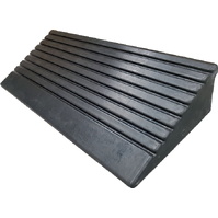 Topes de parking y rampas salvabordillos 1077a Rampa salva bordillos de medidas 65x25x10cm