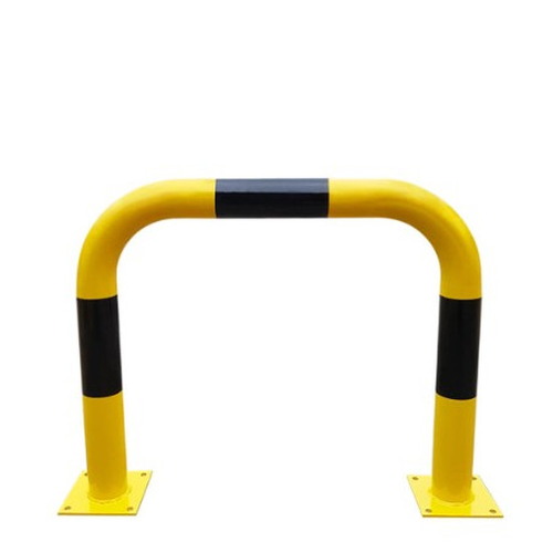 Barandilla metálica (fabricada en acero) o protección de arco lineal para interior de recintos, lacado al horno en amarillo y franjas en vinilo negro. Diámetro: 76 mm. Bolardo protector de personas