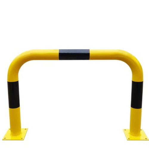 Barandilla metálica (fabricada en acero) o protección de arco lineal para interior de recintos, lacado al horno en amarillo y franjas en vinilo negro. Diámetro: 76 mm. Bolardo protector de personas