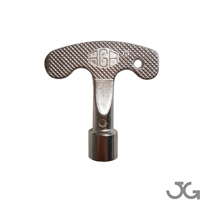 Llave triangular para la base del bolardo o pilona extraíble. Fabricado en acero cincado con 1 perforación para poder guardarla el cualquier llavero. Medidas: 57x57x14mm