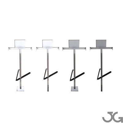 Sujeta contenedor diseñado especialmente para sujeción de contenedores que van desde 800 l. a 1000 l. Fabricado en tubo de 50x50 mm, con mecanismo de enganche de pedal para manos libres y placa superior para mantener la  puerta abierta, con o sin placa de