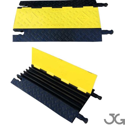 Protector de chaucho con rampa y tapa de plástico amarillo, diseñado para proteger cualquier tipo de cable. Posee 5 canales, 3 carriles de 28mm de ancho y 38mm alto y 2 carriles de 42mm de ancho x 38mm de alto