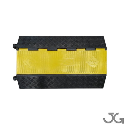 1079A Reductor protector pasacables de 2 canales 900x580x90mm Reductor protector pasacables de caucho con rampa y tapa de plático, diseñado para proteger cualquier tipo de cable. Posee 2 canales para cable