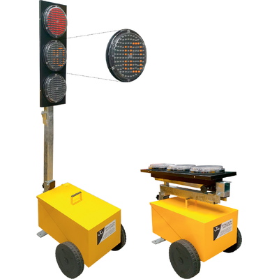 2008 Juego semáforo portátil plegable LED (pareja) con CUENTA ATRÁS Sistema de semáforos plegable formado por 2 semáforos con carro metálico portabaterías con ruedas, 3 luces Ø200 mm., central de cables de conexión y alimentación. Utiliza unidades de control QM3RD con diferentes posibilidades de fases y tiempos de ciclo d