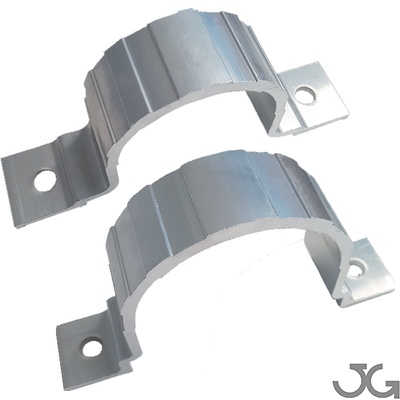 Abrazadera simple de aluminio anodizado para poste circular de Ø60 y Ø76mm. Abrazaderas para montaje de señales y paneles de aluminio sobre postes redondos