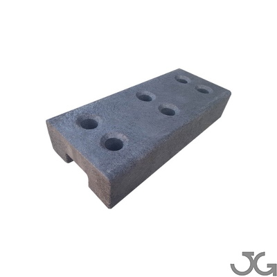 8020JG-valla Base caucho para valla de obra 16 kg Ø40 mm Base pie caucho reciclado para vallas de obra. Medidas: 58x25x11cm. Peso 16kg. 6 perforaciones de Ø40mm. Base soporte.