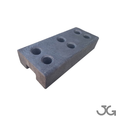 8020JG-valla 45 Base caucho para valla de obra 16 kg Ø45 mm Base pie caucho reciclado para vallas de obra. Medidas: 58x25x11cm. Peso 16kg. 6 perforaciones de Ø45mm. Base soporte.